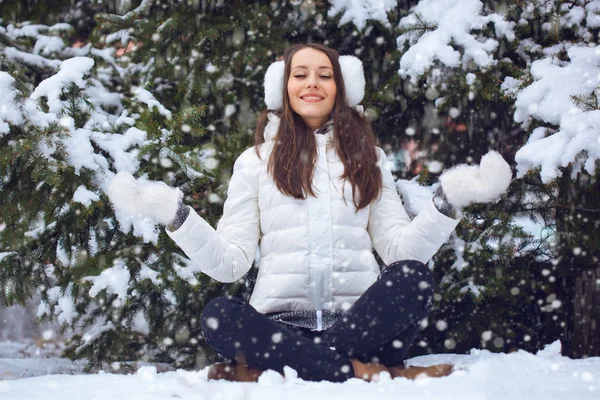 Frau sitzt im Winterpark — Stockfoto