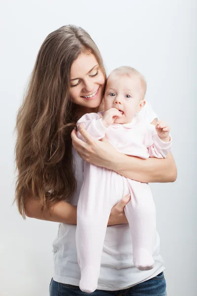 Jovem mãe segurando seu bebê menina a mãos — Fotografia de Stock