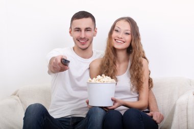 genç bir çift TV izleme