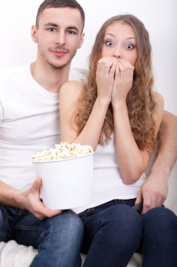 genç bir çift TV izleme