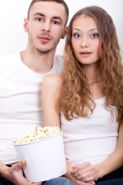 genç bir çift TV izleme