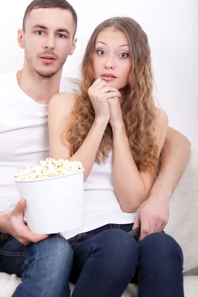 Jeune couple regarder la télévision — Photo