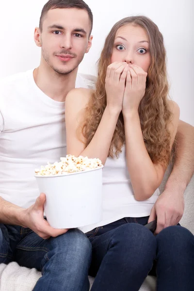 Jovem casal assistindo TV — Fotografia de Stock