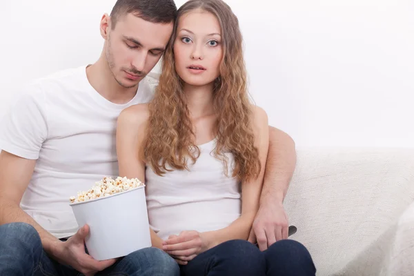 Jovem casal assistindo TV — Fotografia de Stock