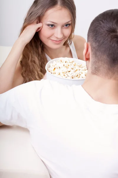 Jovem casal com pipoca — Fotografia de Stock