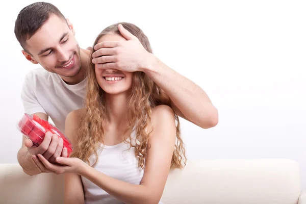 Hombre dando caja en forma de corazón para su novia — Foto de Stock