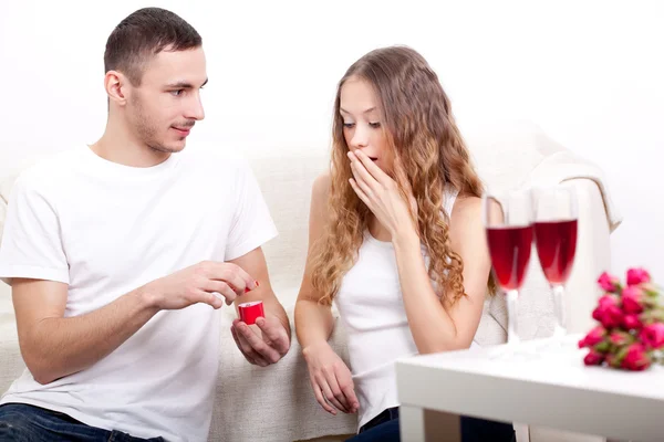 Jonge man die ring geeft voor zijn vriendin — Stockfoto