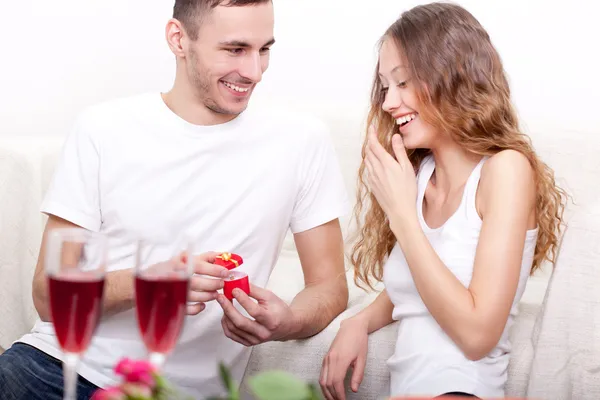 Jonge man die ring geeft voor zijn vriendin — Stockfoto