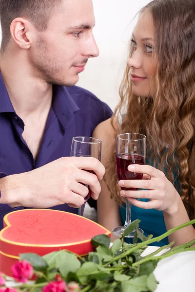 Casal jovem bebendo vinho tinto — Fotografia de Stock