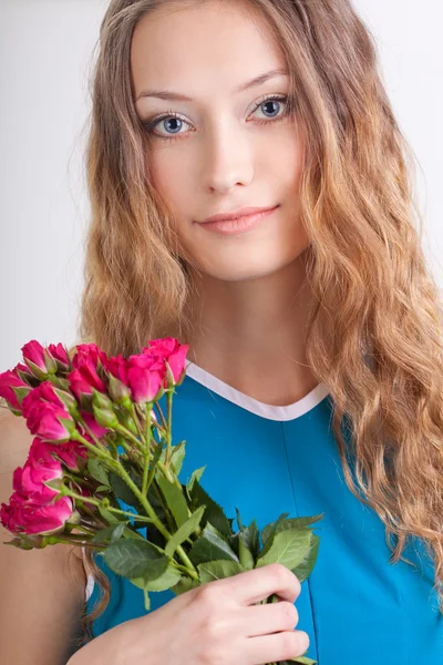 Vrouw met boeket rozen — Stockfoto