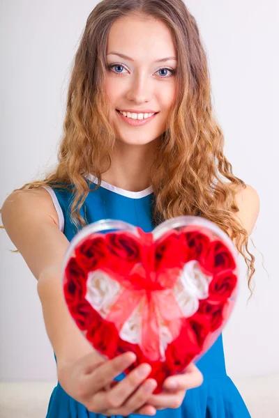 Fiatal nő tartja a szív alakú doboz — Stock Fotó