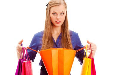 açılan alışveriş çantası ile duran sürpriz kadın