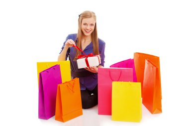 yerde alışveriş torbaları arkasında oturan kadın