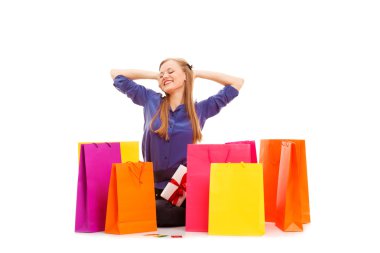 yerde alışveriş torbaları arkasında oturan kadın