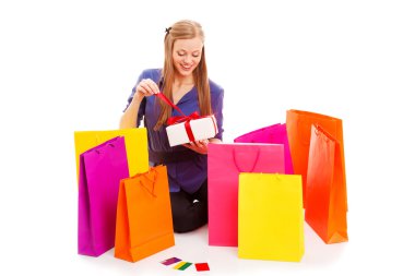 yerde alışveriş torbaları arkasında oturan kadın