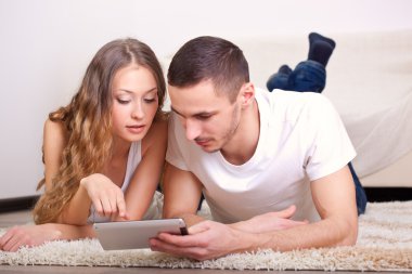 Çift halı üzerinde yalan ve tablet vasıl arıyorsunuz