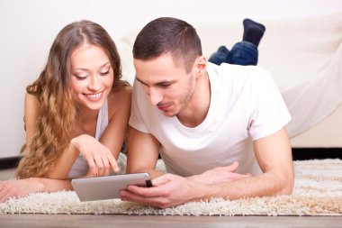 Çift halı üzerinde yalan ve tablet vasıl arıyorsunuz