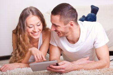 Çift halı üzerinde yalan ve tablet vasıl arıyorsunuz