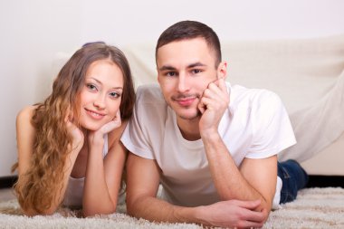 Çift halı üzerinde yalan