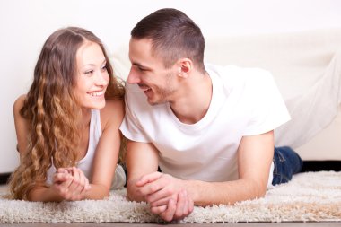 Çift halı üzerinde yalan