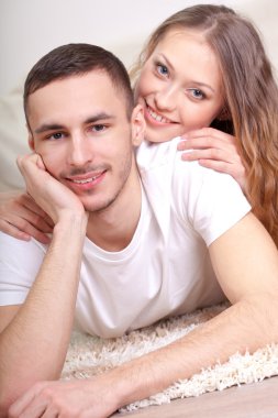 Çift halı üzerinde yalan