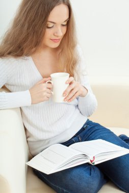 Kanepede oturan kadın.