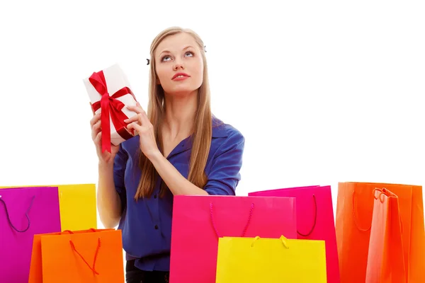 Mujer sentada en el suelo detrás de bolsas de compras — Foto de Stock