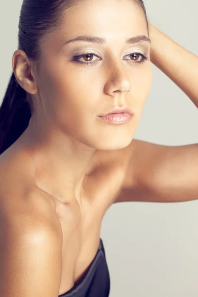 Güzel bir kadın yüzüyle temizleyin skin — Stok fotoğraf