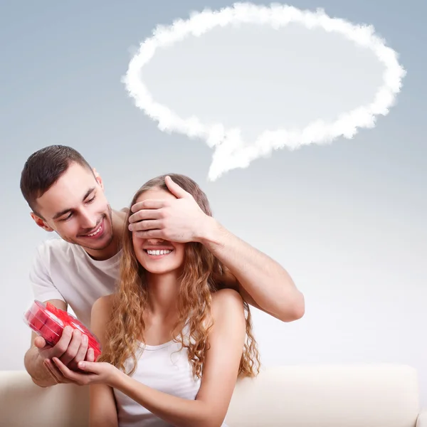 Mann schenkt seiner Freundin herzförmige Schachtel — Stockfoto