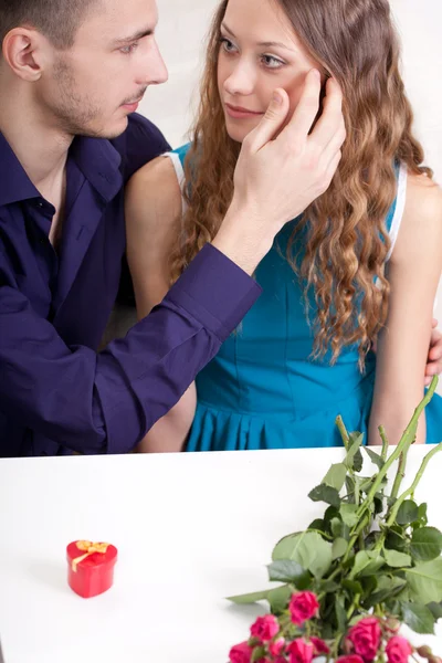 Jonge man en vrouw op zoek naar elkaar — Stockfoto