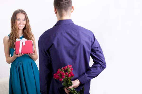 Casal dando presentes uns aos outros — Fotografia de Stock