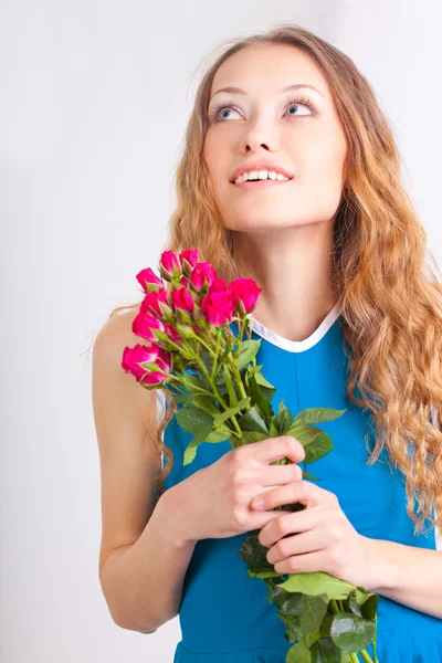 Vrouw met boeket rozen — Stockfoto