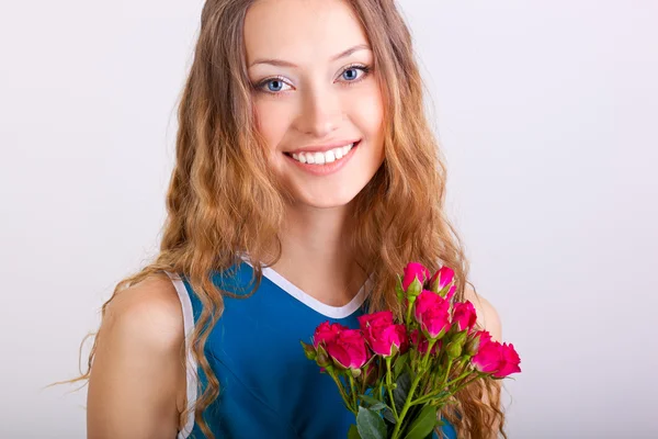 バラの花束を持っている女性 — ストック写真