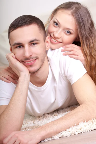 Çift halı üzerinde yalan