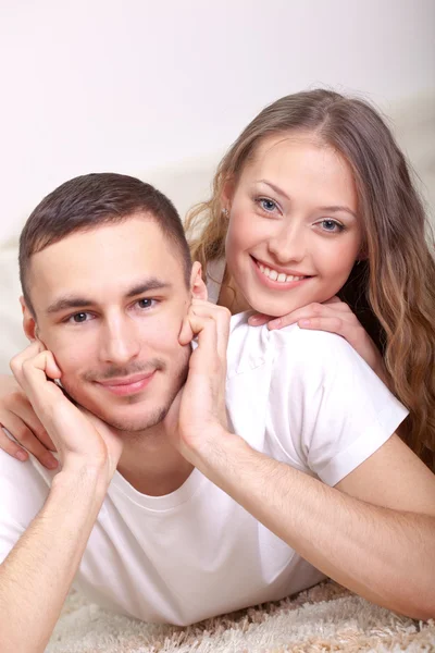 Çift halı üzerinde yalan