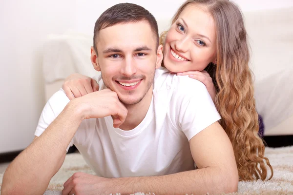 Çift halı üzerinde yalan