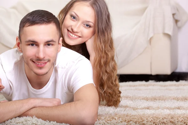 Çift halı üzerinde yalan