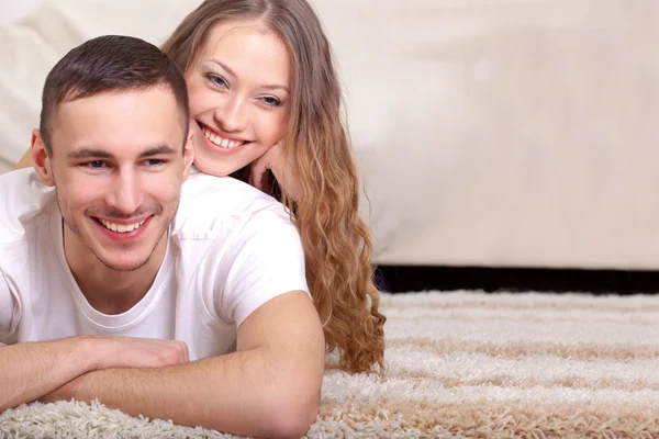 Çift halı üzerinde yalan