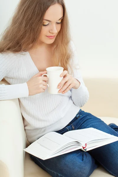 Kanepede oturan kadın.