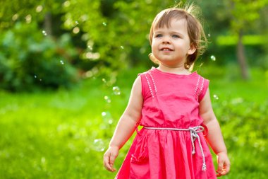 kabarcıkları ile Park'ta küçük kız