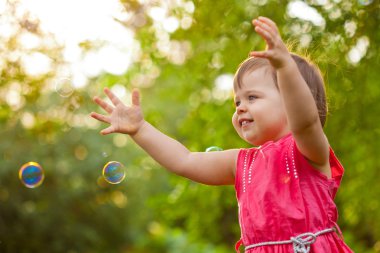 kabarcıkları ile Park'ta küçük kız