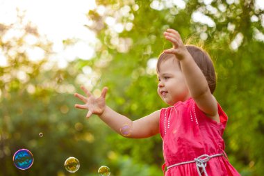 kabarcıkları ile Park'ta küçük kız