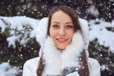 kar yağışı altında duran güzel esmer kadın