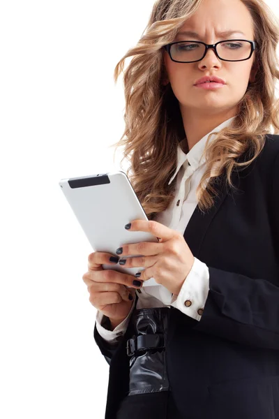 Nachdenkliche Geschäftsfrau hält Tablet in der Hand — Stockfoto