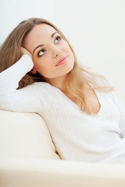 Vrouw zittend op de bank — Stockfoto