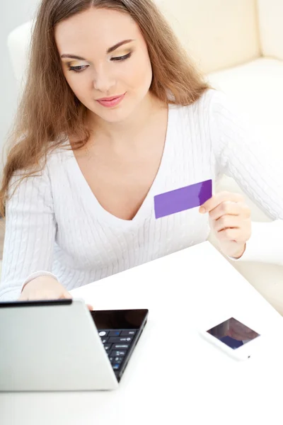 Woman holding business card — Stock Photo, Image