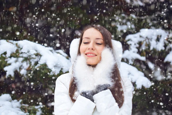 降雪下で立っている美しいブルネットの女性 — ストック写真