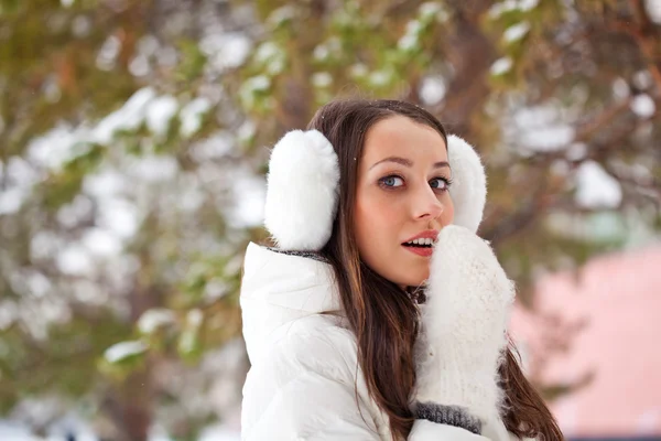 Vrouw wandelen in winter park — Stockfoto