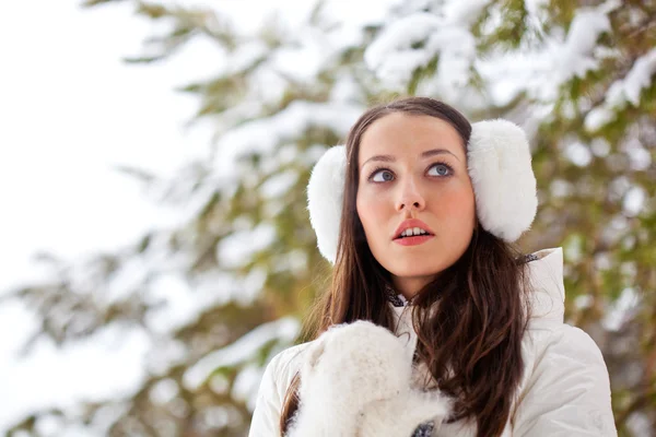 Donna che cammina nel parco invernale — Foto Stock