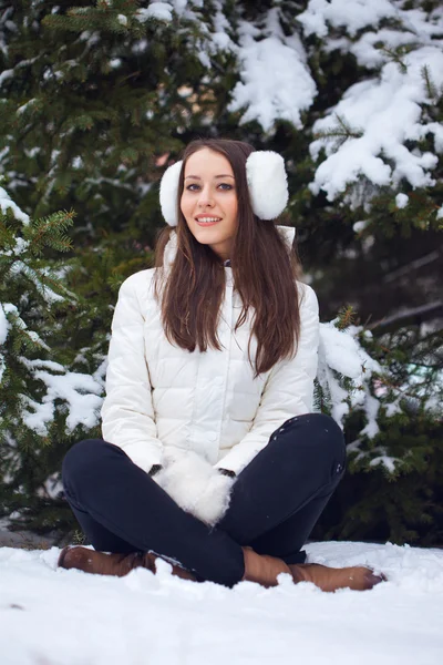 Kvinna sitter i Vinterparken — Stockfoto